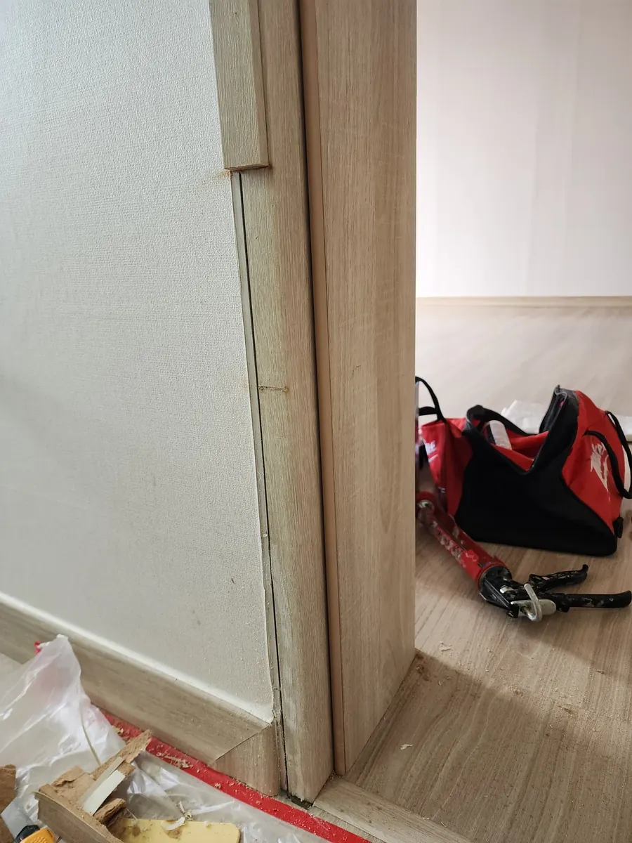 문틀 까짐 복원 — 상한 몰딩 아래쪽을 잘라 낸 모습