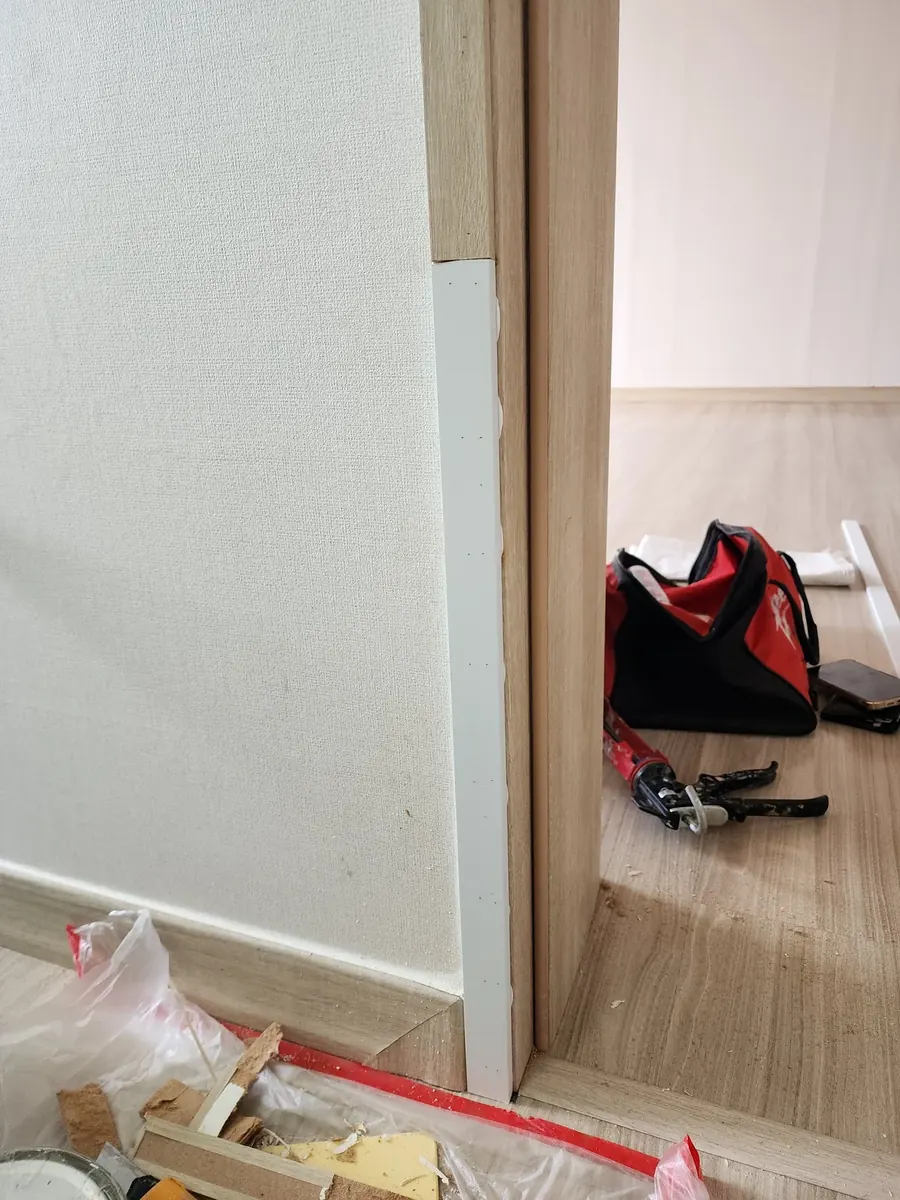 문틀 까짐 복원 — 잘라 낸 자리에 새 조각을 붙인 모습