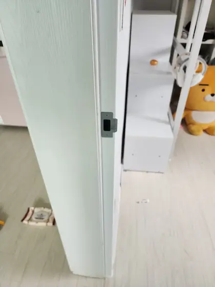문틀 시트지 수리 — 금이 사라지고 캐치를 단 문틀