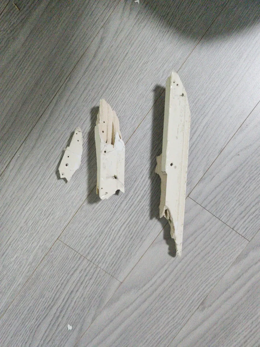 문틀 퍼티작업 — 캐치 판 둘레로 이어진 금