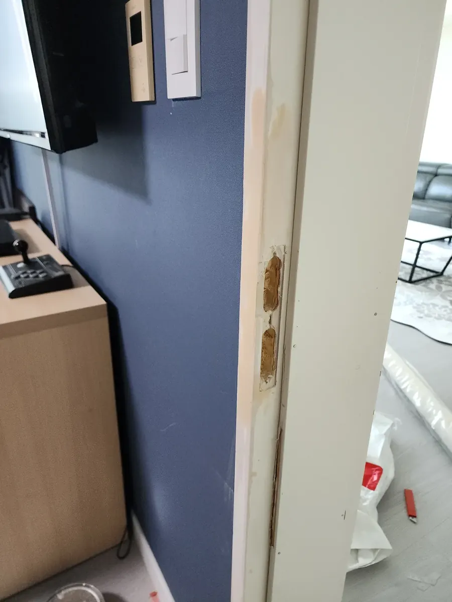 문틀 퍼티작업 — 퍼티를 채우고 갈아 낸 자리