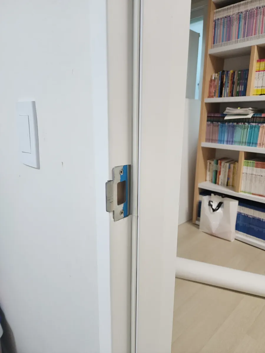 문틀 시트지 보수 — 흰색 필름으로 마감하고 캐치를 단 문틀